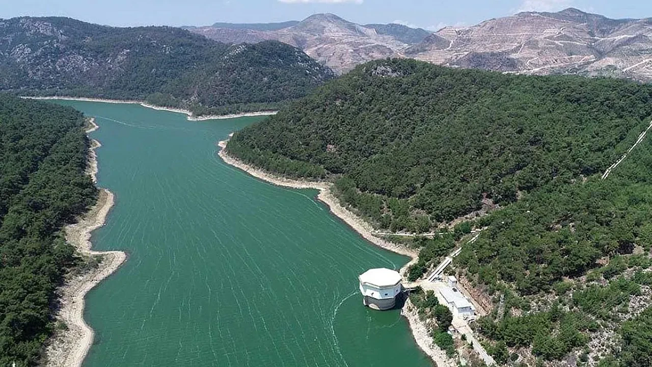 Ürkmez Barajı yüzde 60,49 dolu8 Ekim 2026 itibarıyla İzmir'de aktif doluluk oranı en yüksek baraj Ürkmez Barajı oldu. Barajdaki aktif doluluk oranı yüzde 60,49 olarak kayıtlara geçti. Ürkmez Barajı'nda toplam su hacmi 4 milyon 995 bin metreküp, kullanılabilir su hacmi ise 4 milyon 620 bin metreküp olarak açıklandı.