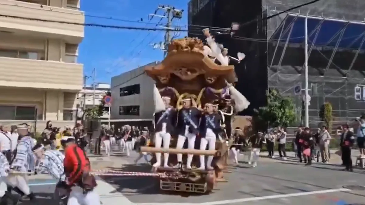 Japonya'daki geleneksel festivalde kaza! Dev araba virajı alamayıp devrildi