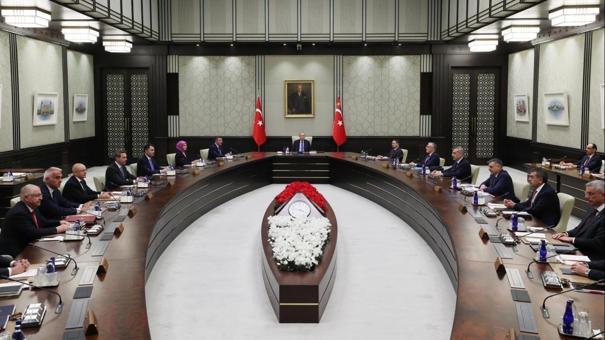 Kabine toplanıyor: Kritik başlıklar masada! Gündem fon soruşturması