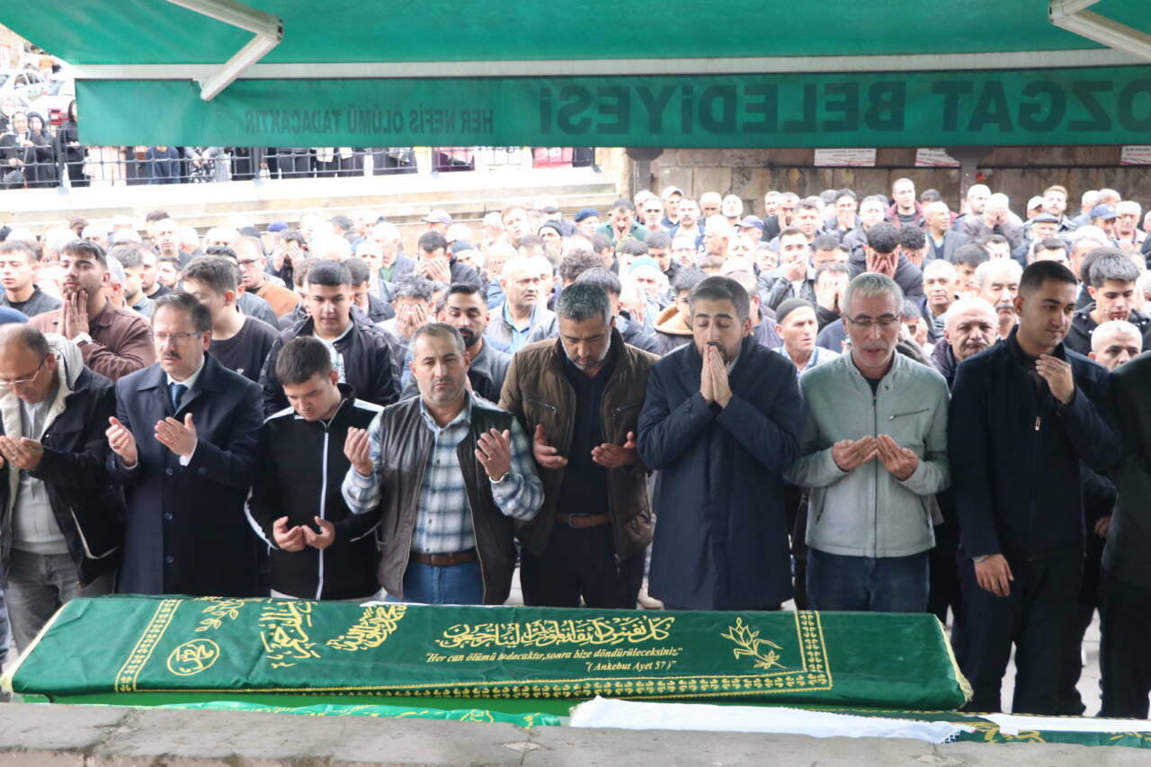kahreden kaza ayni aileden 3 kisi topraga verildi 4d1c07da9faf