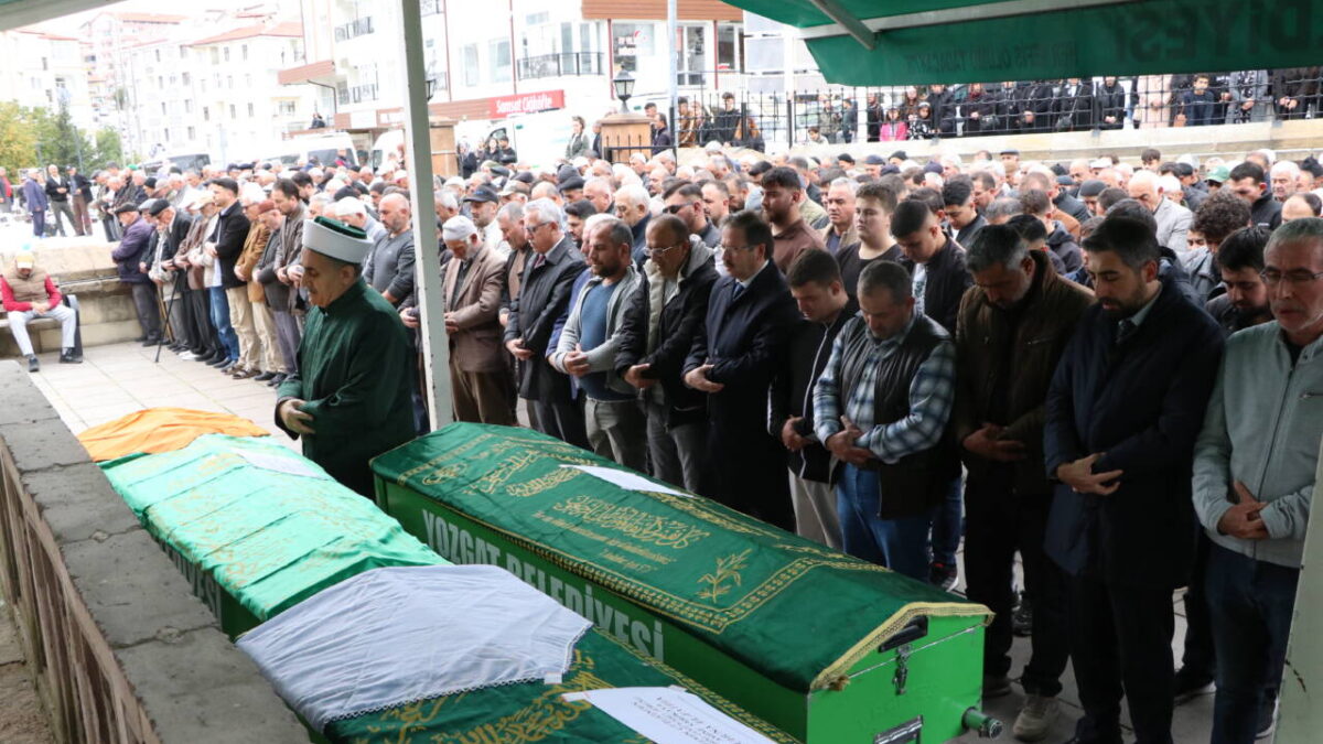 Kahreden kaza: Aynı aileden 3 kişi toprağa verildi