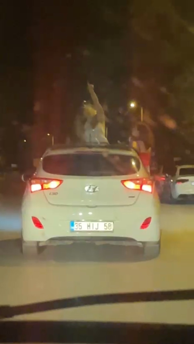 Karabük'te trafikte akılalmaz Olay: Otomobilin tavanında dans ettiler - Resim : 1