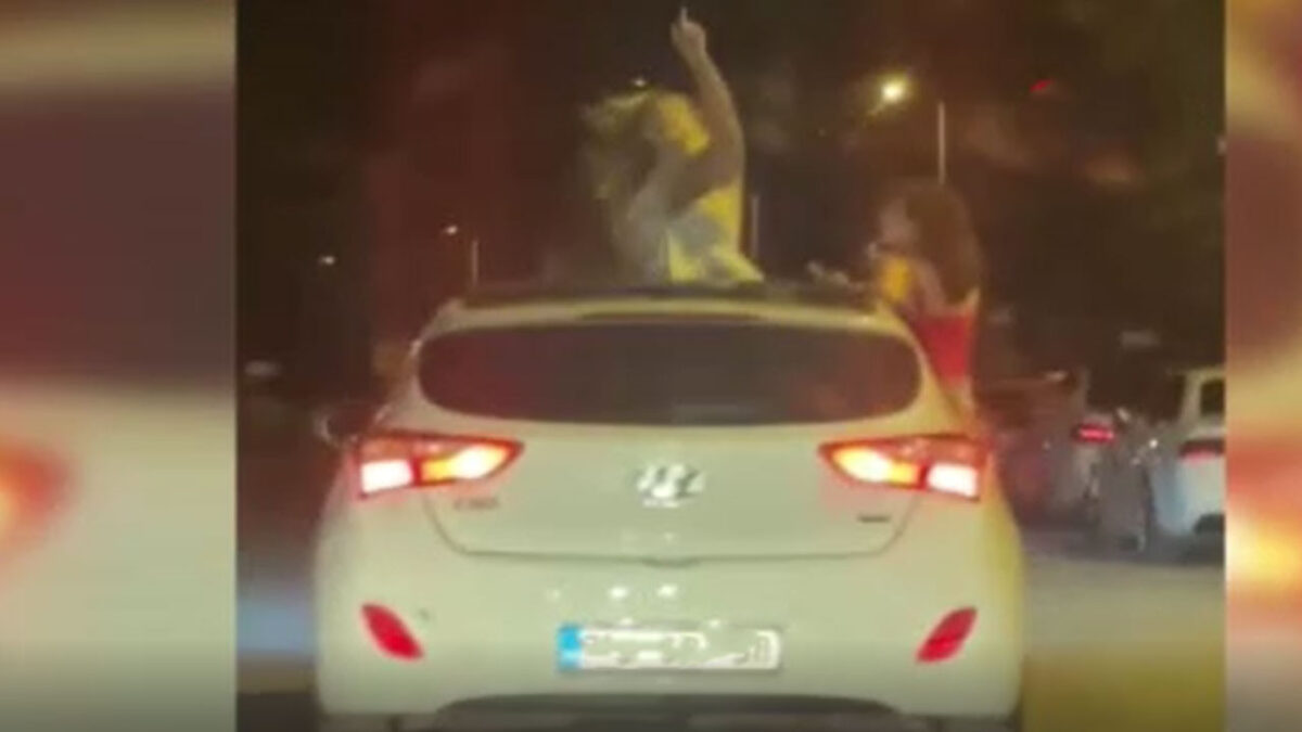 Karabük'te trafikte akılalmaz Olay: Otomobilin tavanında dans ettiler