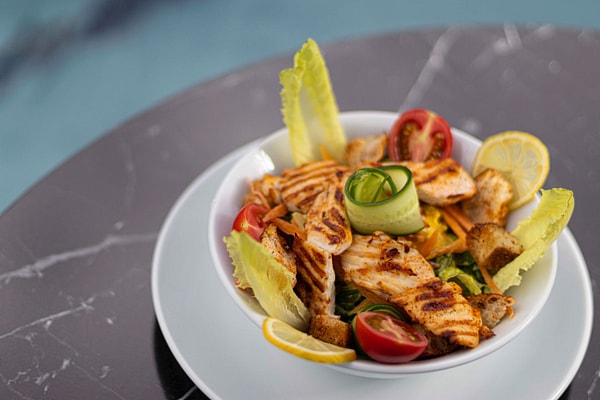 Her öğünde en az 20 gram protein