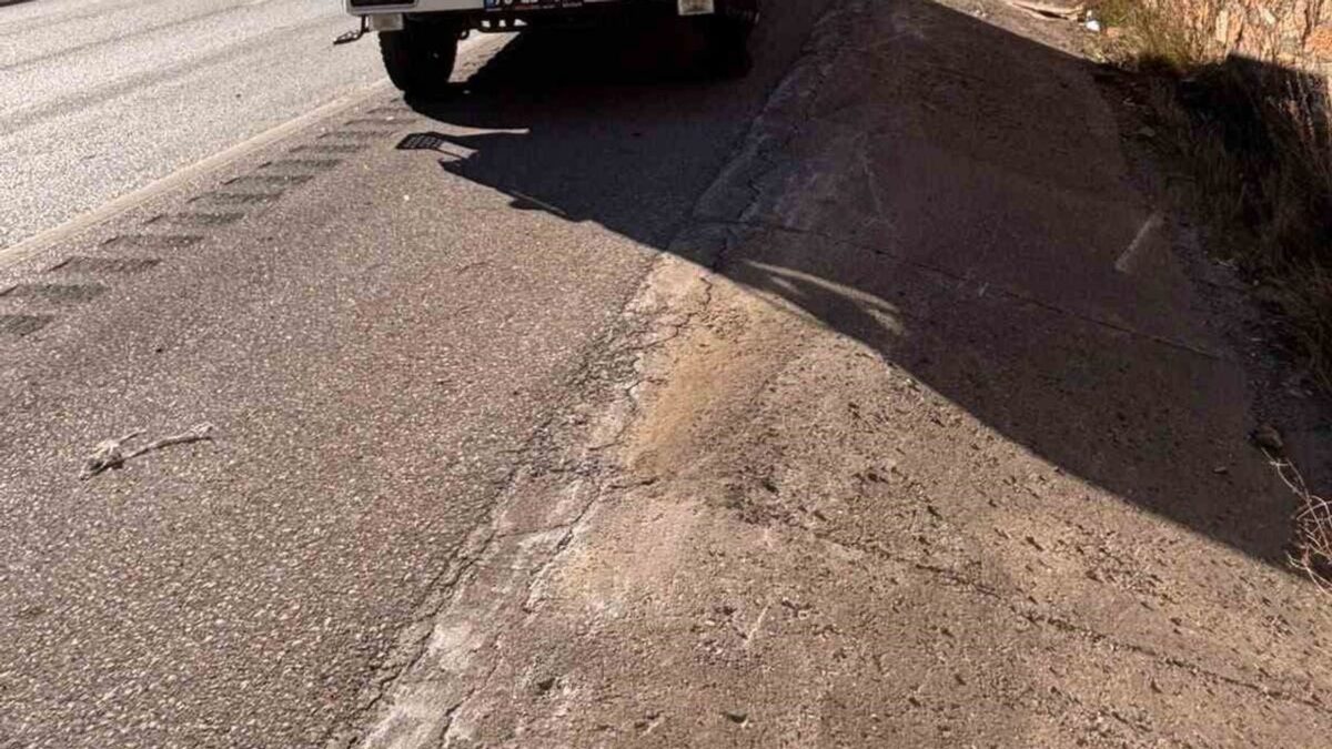 Kayı köyü civarında kaya tehlikesi: otomobil istinat duvarına çarpıp ters döndü, 3 yaralı
