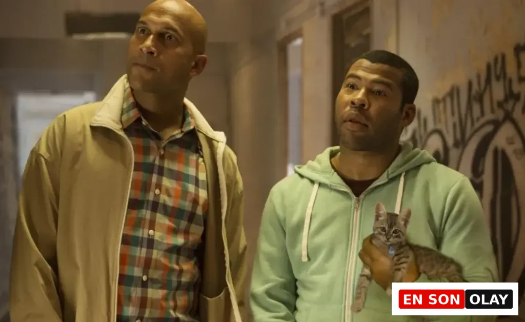 Keanu filminden bir sahnede, oyuncular Jordan Peele sevimli tekir yavru kedi Keanu'yu kucağında tutarken, Keegan-Michael Key ile birlikte harap bir koridorda dikkatle etrafa bakınıyor; bu görüntü, kayıp bir kedinin peşine düşen iki adamın macerasını anlatan ve kedi severlerin favorisi olacak kedili filmler arasından bu aksiyon komedi filmini mükemmel yansıtıyor.