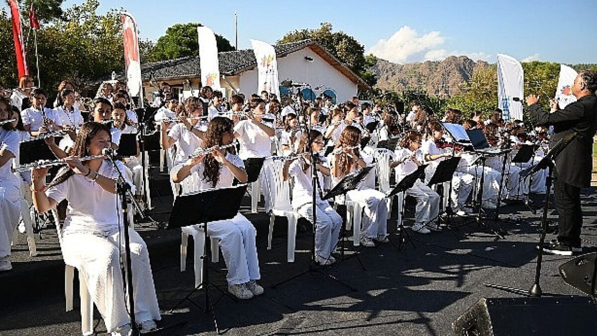 Kemer Belediyesi Cumhuriyet Orkestrası Çıralı’da konser verdi
