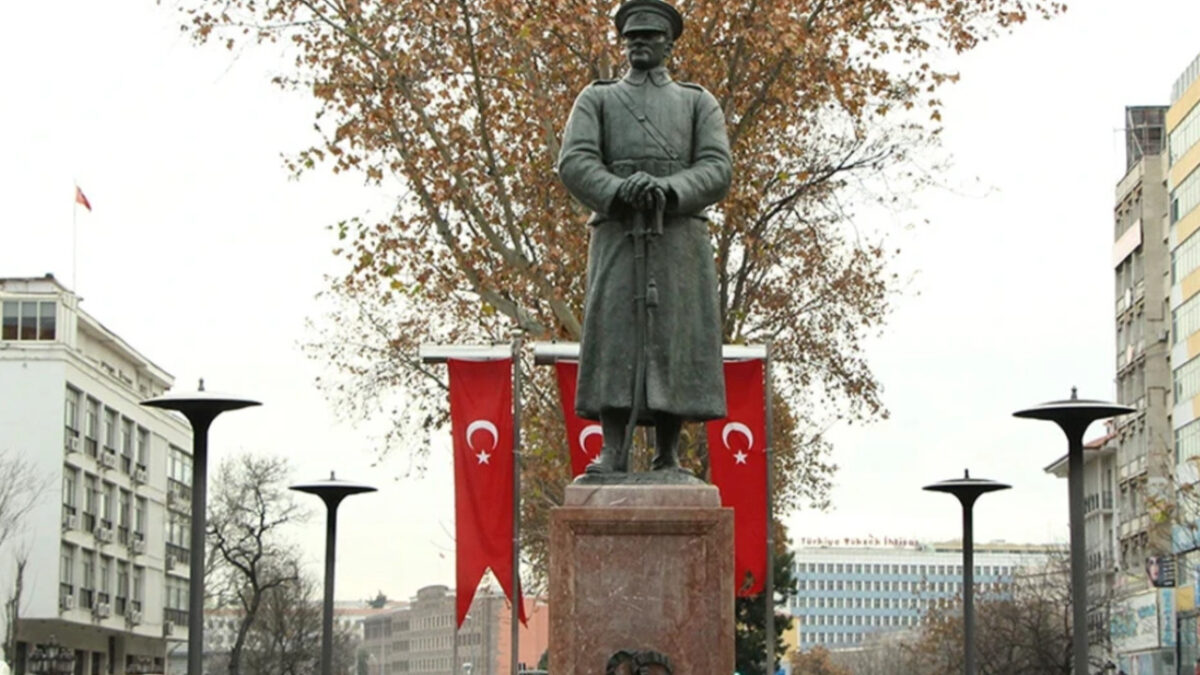 Kızılay'da kalpler Ata'sı için atıyor: Zafer Anıtı'nda resmî tören başladı
