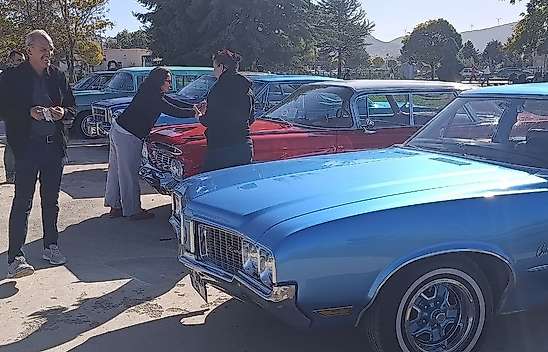 Konya'da nostalji rüzgarı: Klasik araçlar Beyşehir Gölü'nü turladı