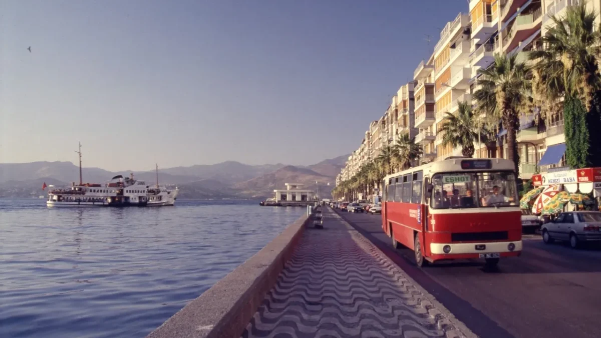 Kordon'da nostalji rüzgârı: İzmir'in yarım asırlık hikâyesi bu sergide