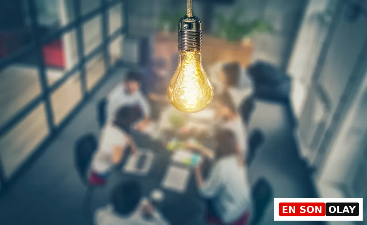 Beynin yüksek enerji ihtiyacını ve zihinsel performansla ilişkili sinirsel aktiviteyi betimleyen görsel - kreatin odaklı