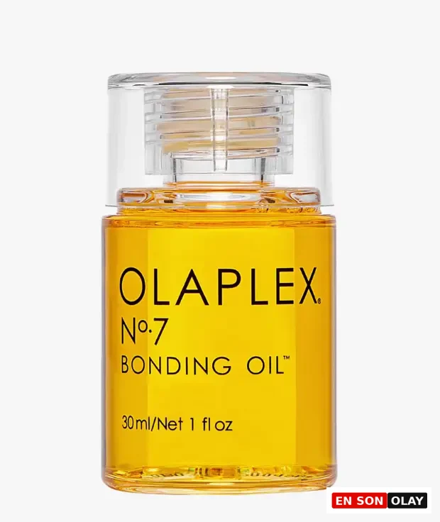 Marka Adı: Olaplex
Ürün Adı: Olaplex Nº.7 Bonding Oil
Ürün Cinsiyeti: Unisex
Ürün Tipi: Bağ Onarıcı Saç Bakım Yağı
Ürün Sezonsallığı: Tüm Sezonlar
Ürün Çeşidi: Bağ Onarıcı Saç Yağı
Ürün Özellikleri: Şeffaf kapaklı ve şeffaf amber rengi küçük şişede sunulan Olaplex Nº.7 Bonding Oil, 30 ml net hacme sahiptir. Özel Bis-Aminopropyl Diglycol Dimaleate içeriği sayesinde saç bağlarını moleküler düzeyde onararak kimyasal işlemler ve ısıdan kaynaklanan kopmaları durdurur, saçın direncini artırır. Ayçiçeği Çekirdeği Yağı ile saç tellerine yüksek ısıyla şekillendirmeye karşı güçlü bir koruma kalkanı oluştururken, saça göz alıcı parlaklık ve pürüzsüz bir dokunuş kazandırır.
Öne Çıkan Detaylar:
- Saç bağlarını moleküler düzeyde onarıcı özel formül
- Yüksek ısıya karşı etkili koruma kalkanı sağlar
- Saça göz alıcı parlaklık ve güç kazandırır
Kimler Kullanıyor?: Kimyasal işlemler (boya, açıcı), sık ısı ile şekillendirme veya çevresel faktörler nedeniyle yıpranmış, kırılgan, mat ve cansız görünen saçlara sahip kişiler bu bağ onarıcı saç yağını tercih edebilir. Saçlarının gücünü geri kazanmasını, koparak dökülmelerin azalmasını, parlak ve sağlıklı bir görünüme kavuşmasını arzu eden, aynı zamanda saçlarını ısıya karşı korumak isteyen herkesin günlük bakım rutininde yer verebileceği bir üründür.