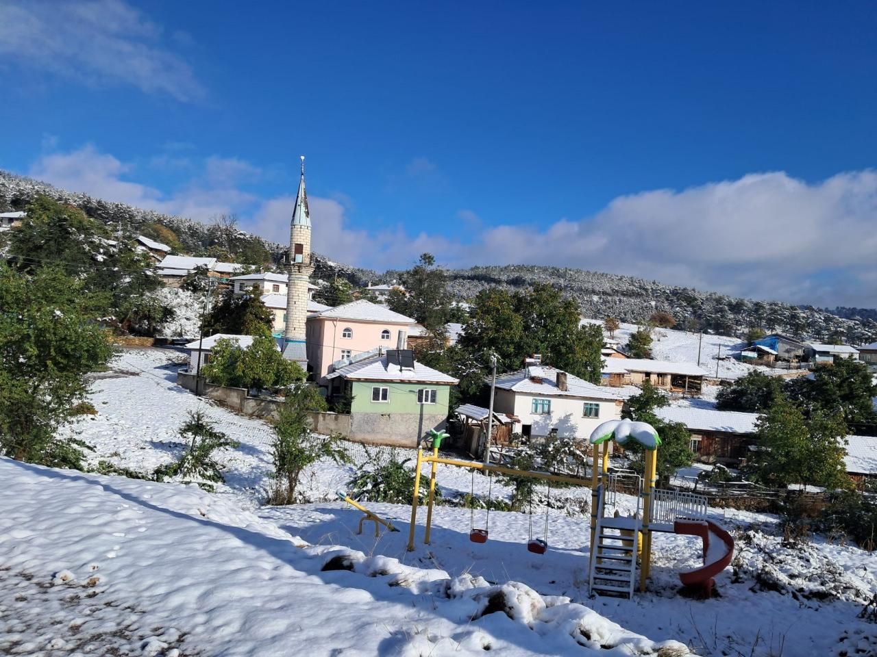  Eskişehir'in yüksek kesimlerine kar yağdı.