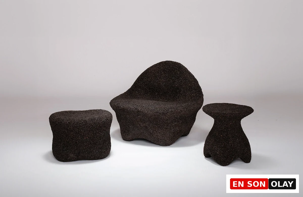 Material Matters seçkisinde yer alan, Luis Chih-Wei Ho’nun Wui Studios koleksiyonundan koyu kahverengi, pütürlü dokulu, organik formlu bir koltuk, bir puf ve bir sehpadan oluşan modern mobilya üçlüsü, yeni malzemelerle tasarımın sınırlarını keşfediyor.