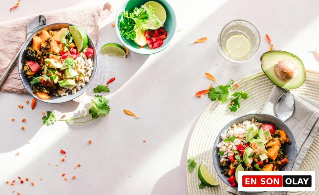 Avokado, tatlı patates, pirinç ve taze sebzelerle hazırlanmış iki renkli kase; sağlıklı ve magnezyum açısından zengin bir öğün sunuyor.