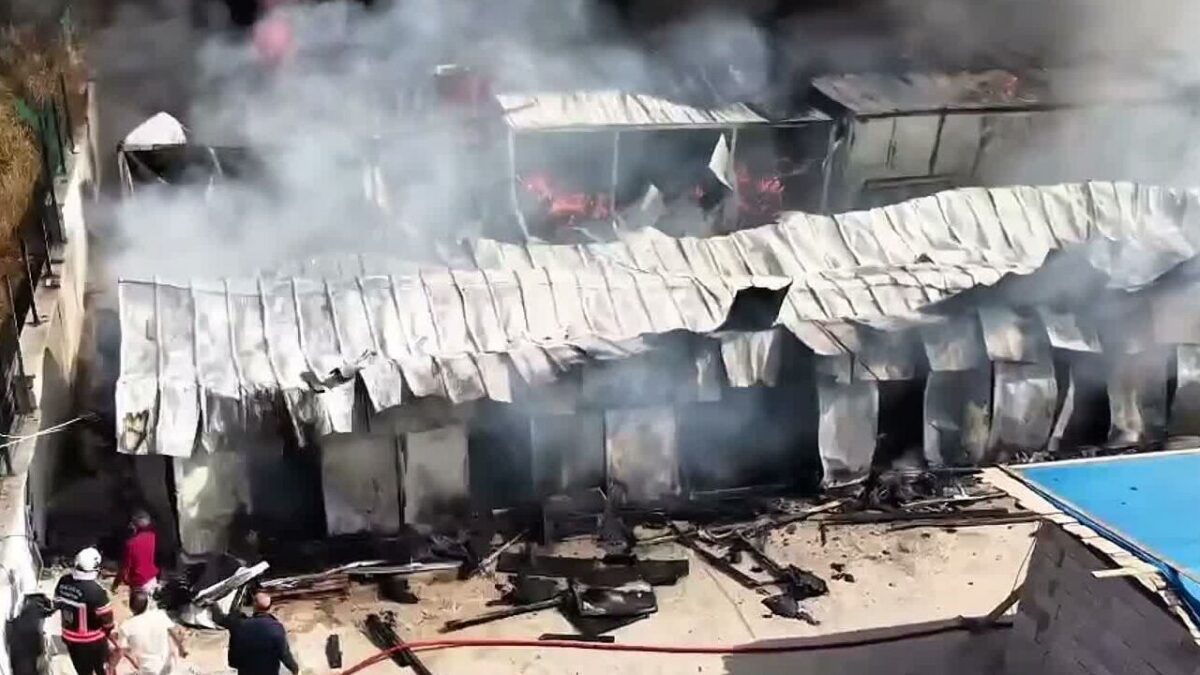 Malatya’da korkutan yangın: 30’a yakın konteyner zarar gördü