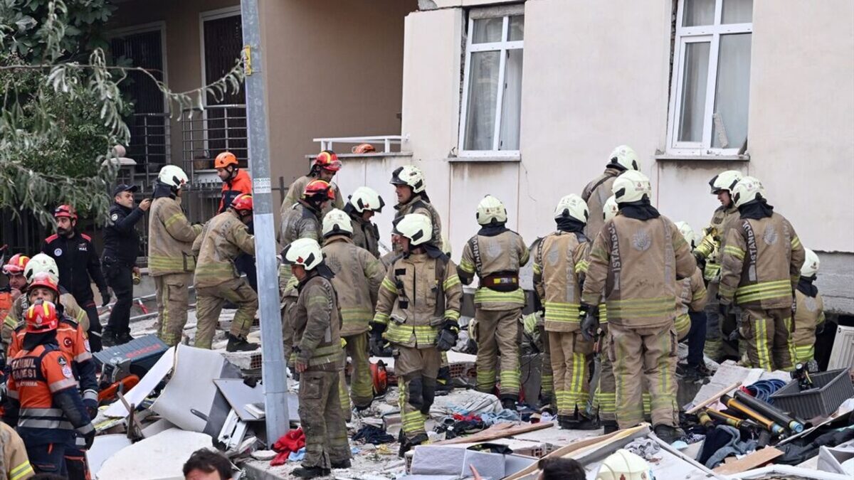 Maltepe'de 7 katlı bina çöktü: 10 kişi kurtarıldı,1 kişi hayatını kaybetti