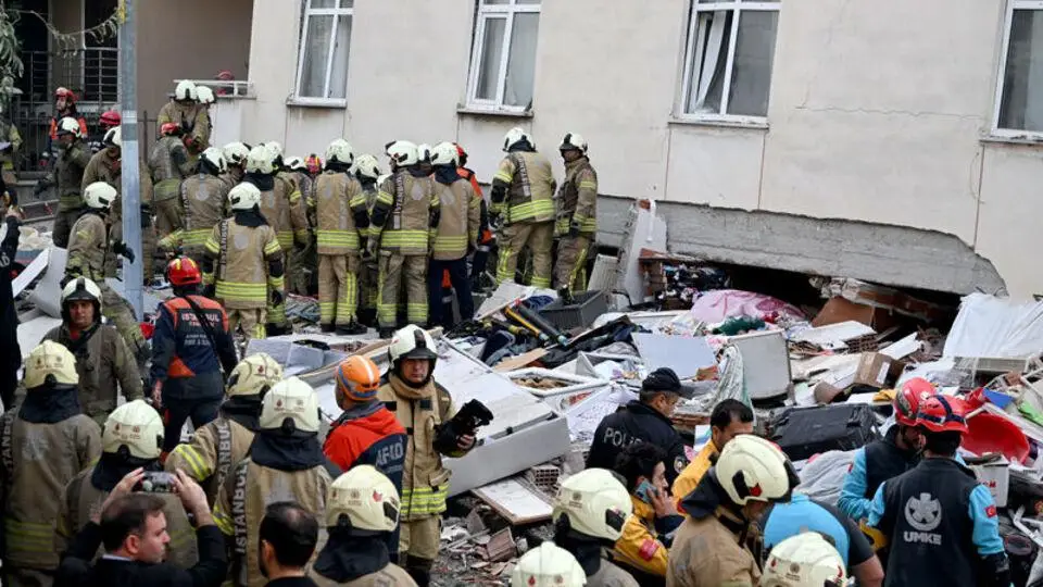 Maltepe’de bina çöktü: 5 kişi kurtarıldı, 7 kişi enkaz altında
