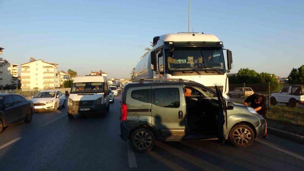 Manavgat'ta LPG tankerinin hafif ticari aracı sürüklemesi uzun araç kuyruğu oluşturdu
