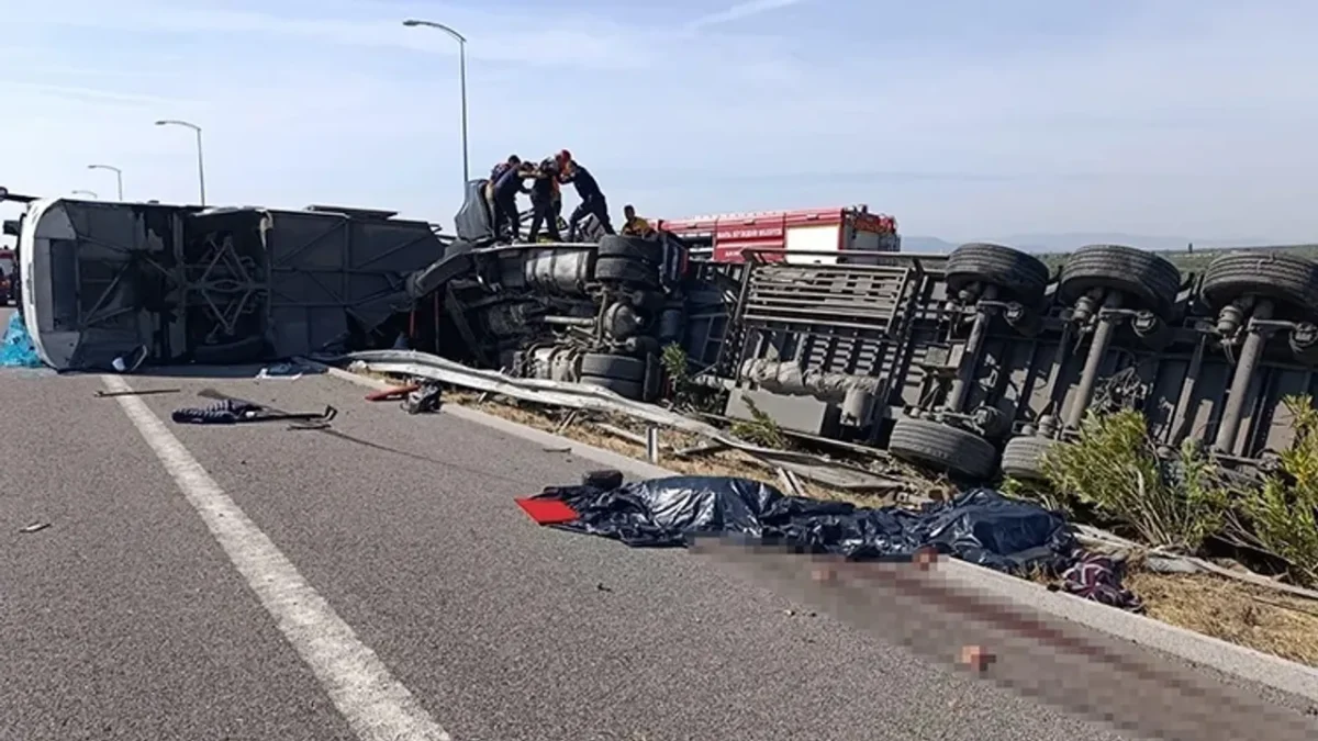 Manisa TIR ile yolcu otobüsü kazasında 11 ölü 27 yaralı