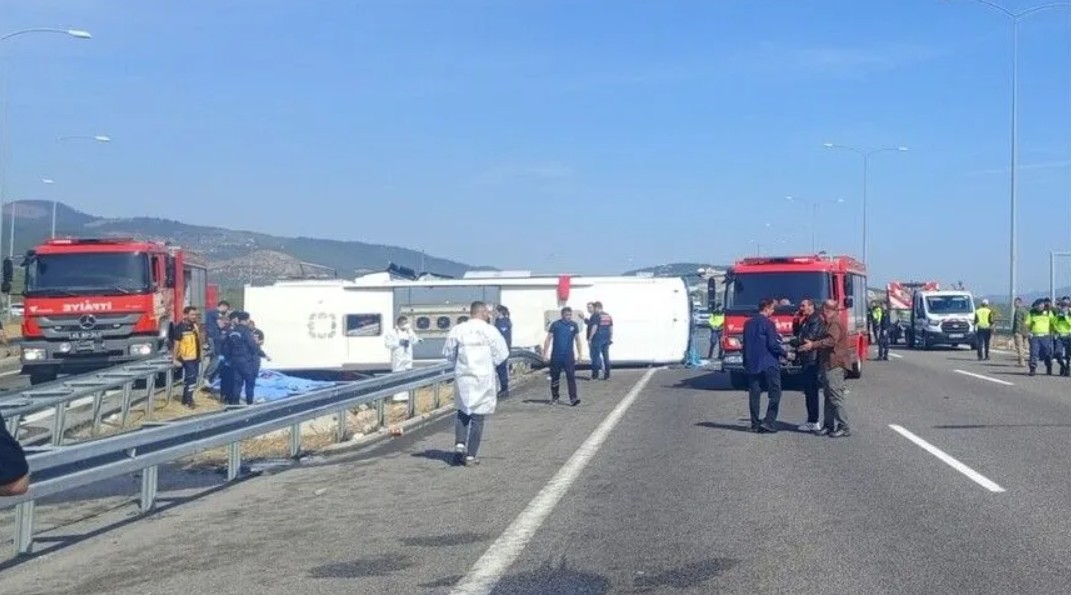 Manisa'da çekici ile tur otobüsü çarpıştı, 11 kişi öldü, 27 kişi yaralandı