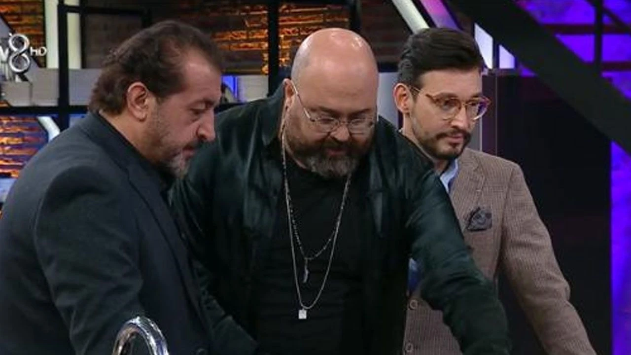 MasterChef Türkiye'de eleme heyecanı hız kesmeden devam ediyor. 24 Ekim 2026 akşamı yayınlanan yeni bölümde kırmızı ve mavi takım yarışmacıları, şeflerin istediği zorlu menüyü en iyi şekilde hazırlamak için tezgah başında kıyasıya bir rekabet sergiledi. Hata payının olmadığı gecede şeflerin değerlendirmesi sonucu kazanan takım belli oldu. Bireysel dokunulmazlık yarışının ardından ise haftanın 7. ve 8. eleme adayları potaya gönderildi.