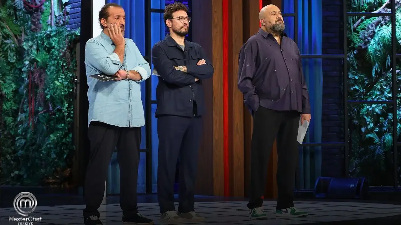 MasterChef dokunulmazlık oyununu hangi takım kazandı?Gecenin ilk etabında kırmızı ve mavi takım yarışmacıları, şeflerin belirlediği konsept menüyü hazırlamak için süreye karşı yarıştı. İki takımın tabaklarını tek tek tadan şefler, en başarılı menüyü çıkaran ekibi ilan etti.Haftanın bu önemli dokunulmazlık oyununun kazananı Mavi Takım oldu. Dokunulmazlığı kaybeden Kırmızı Takım ise bireysel dokunulmazlık oyunu için yeniden mutfağa girdi.