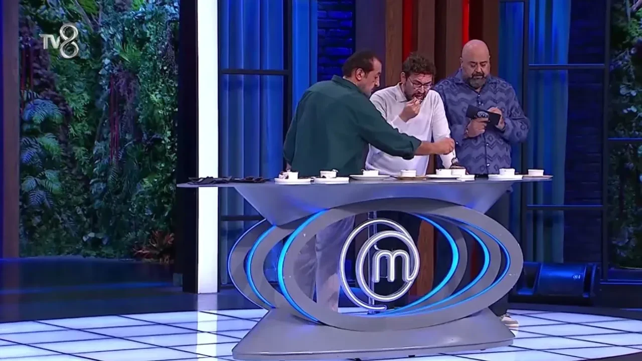 MasterChef'te 7. ve 8. eleme adayı kim oldu?Bireysel dokunulmazlığı kazanan Nilay'ın tercihi ve ardından kırmızı takım içinde yapılan oylama sonucunda potaya giren iki isim netleşti:Bireysel dokunulmazlığı kazanan Nilay, potaya gidecek ilk isim olarak Tolgahan'ı seçti.Kırmızı takım yarışmacılarının kendi aralarında yaptığı konsey oylaması sonucunda en çok oyu alan Hasan Alp, gecenin diğer eleme adayı oldu.Böylece MasterChef'te haftanın 7. ve 8. eleme adayları Tolgahan ve Hasan Alp olarak belirlendi.