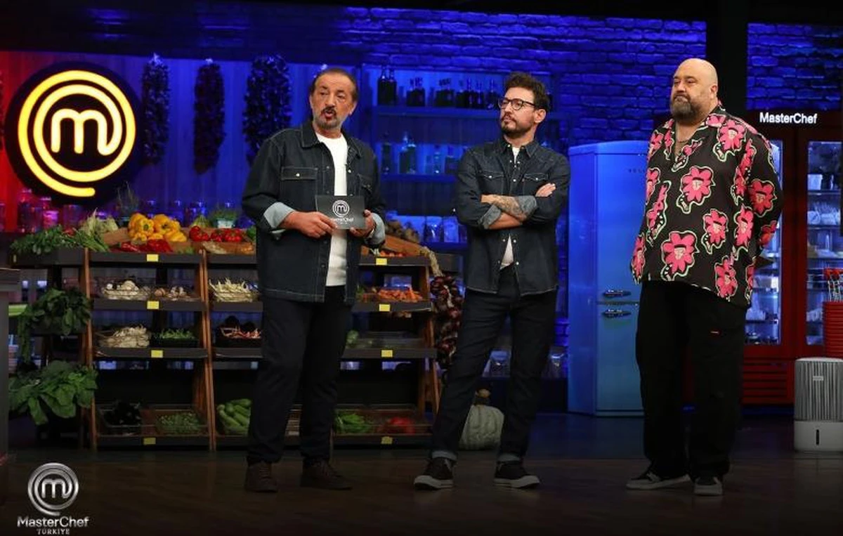 MasterChef haftanın eleme adayları listesi24 Ekim gecesi oynanan oyunların ardından haftanın eleme potasında yer alan yarışmacıların tamamı kesinleşti. İşte MasterChef'te potaya giren o isimler:EnesEmreAyşeEyyüp CanNilayBurçinTolgahanHasan AlpPazar akşamı ekranlara gelecek olan eleme gecesinde 8 yarışmacı, MasterChef önlüğünü korumak ve hayallerine veda etmemek için iki aşamalı zorlu bir sınav verecek.