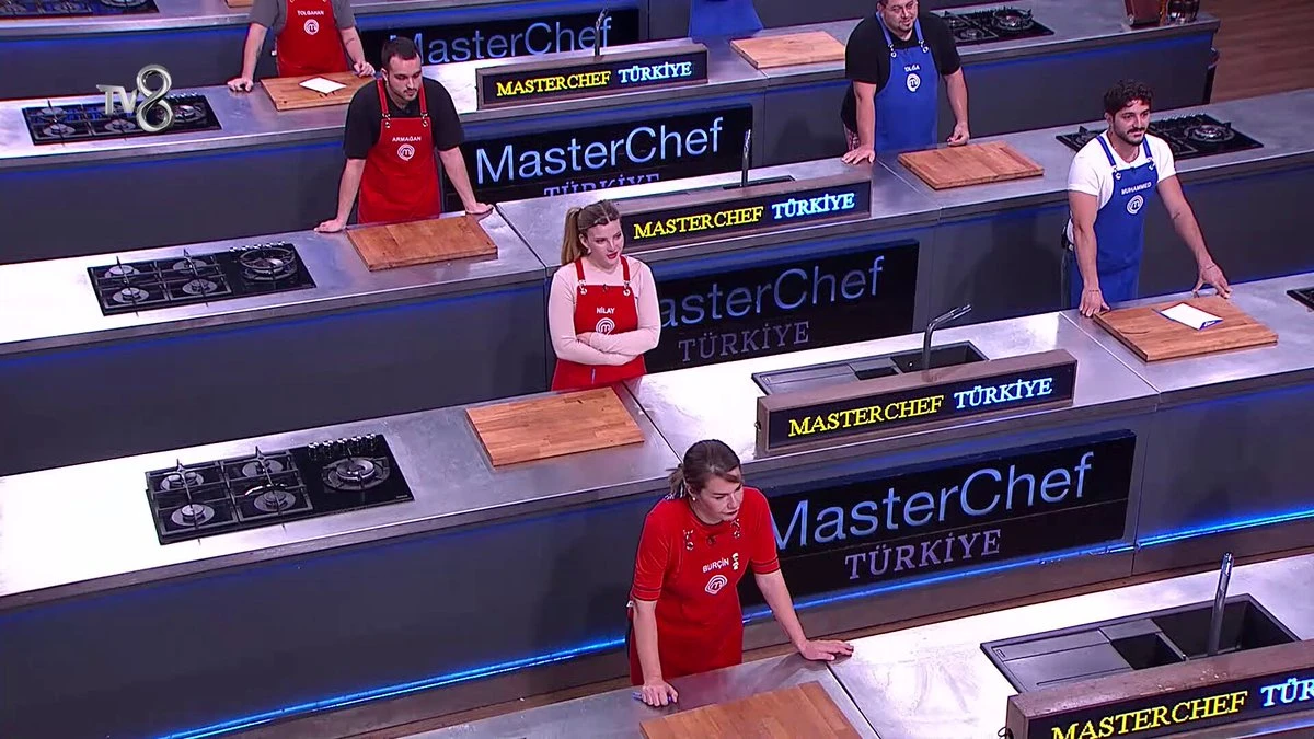 MasterChef stüdyosunu sel mi bastı?Sosyal medyada gündeme gelen iddialara göre İstanbul'da geçtiğimiz günlerde etkili olan şiddetli yağış ve sel, MasterChef Türkiye'nin çekimlerinin gerçekleştirildiği stüdyoyu da etkiledi. Stüdyoyu su bastığı ve bu nedenle çekimlere geçici olarak ara verildiği öne sürüldü.