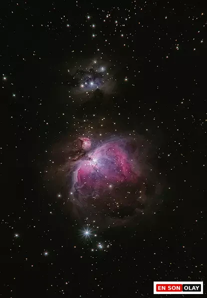 Derin uzayın karanlık örtüsü altında, pembe ve mor renklerin yoğunlukla görüldüğü, gaz ve toz bulutlarından oluşan Orion Bulutsusu'nun büyüleyici görüntüsü, etrafındaki parıldayan sayısız yıldızla birlikte evrenin etkileyici bir kesitini sunuyor.