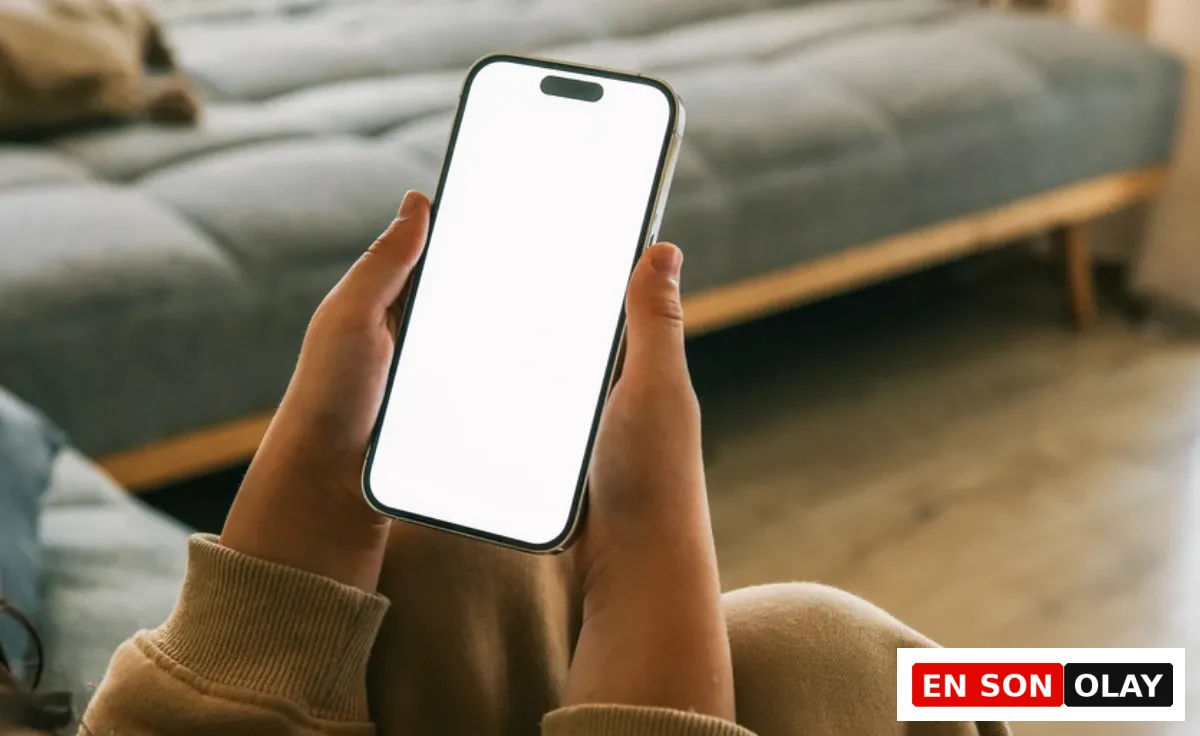 Ev ortamında elde tutulan, ekranı açık iPhone akıllı telefon