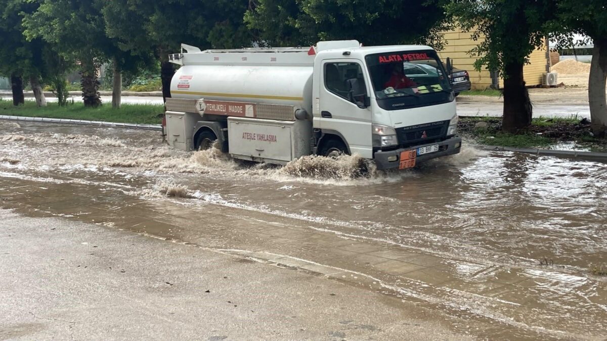 Mersin sele teslim! Ev ve iş yerlerini su bastı