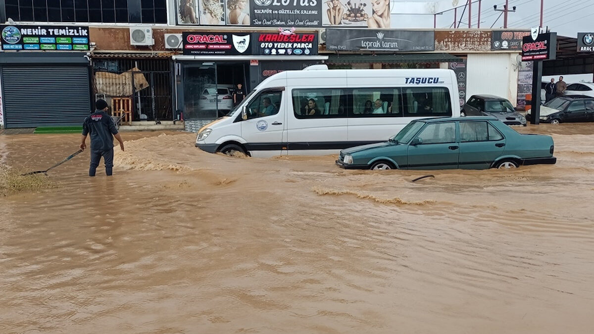Mersin'de sağanak, Silifke'de su baskınlarına yol açtı