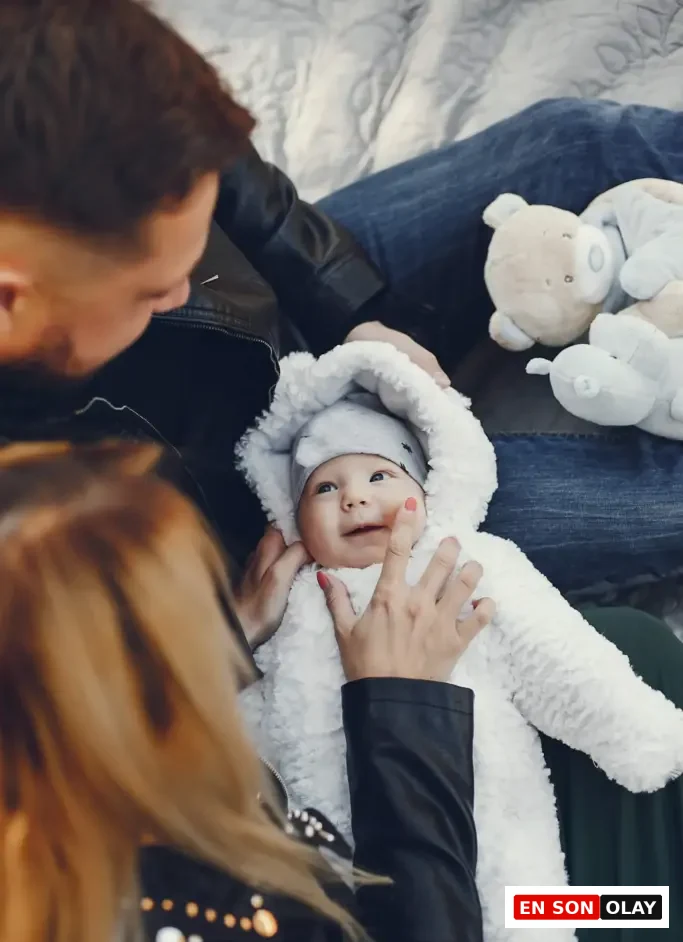 bebekleri kucağında bir anne ve baba