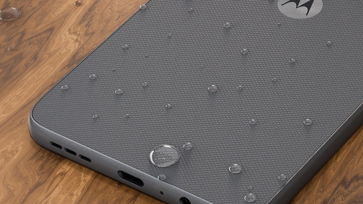 Gri Moto G47 üzerinde su damlaları