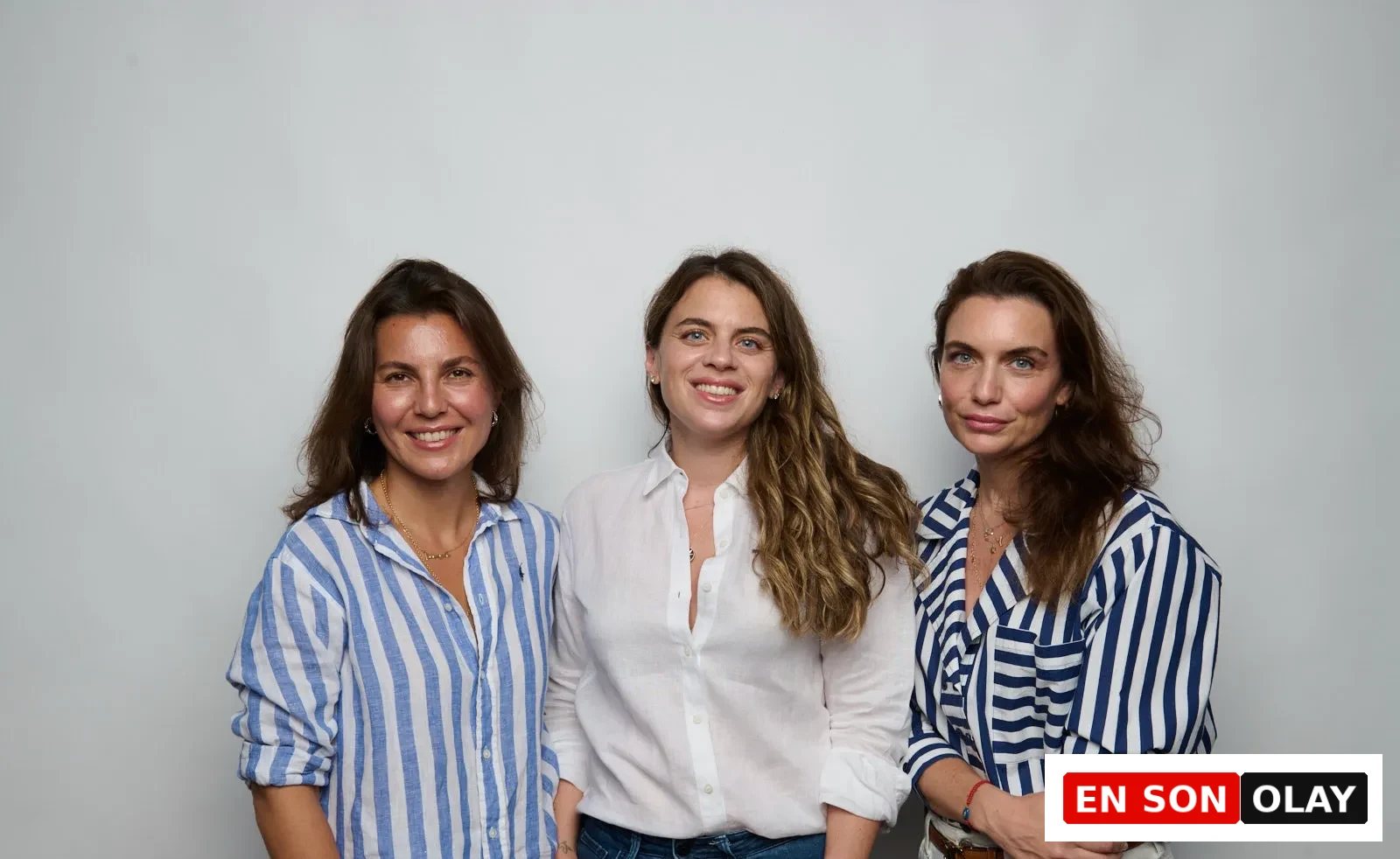 Açık renk bir arka planın önünde gülümseyerek duran üç kadını gösteren bu fotoğrafta soldan sağa, çizgili mavi-beyaz gömlekli Tuğçe Ergün Çireli, beyaz gömlekli Selin Mete ve yine çizgili mavi-beyaz gömlekli Yasemin Berkman Manisalı samimi bir şekilde poz veriyor.
