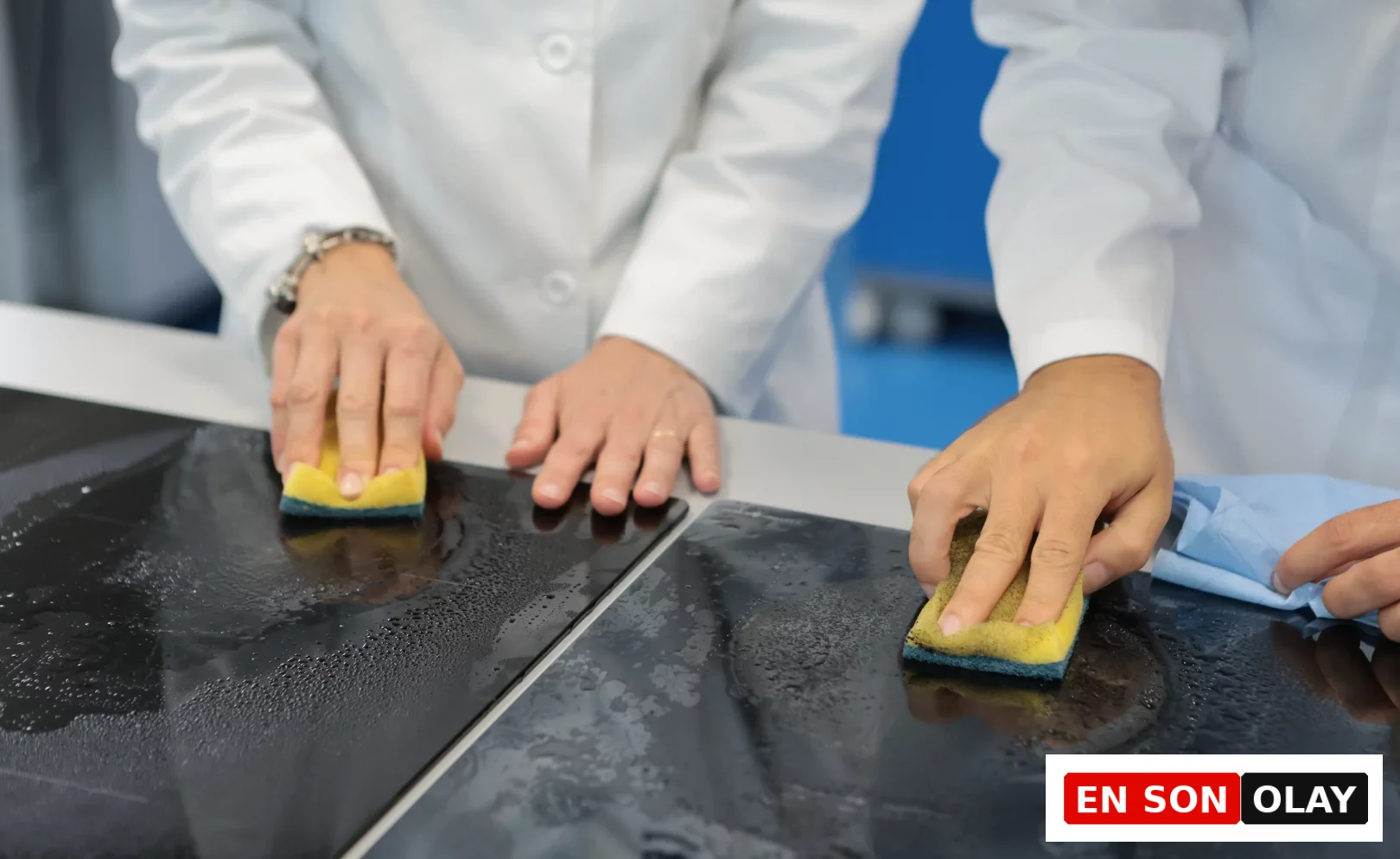 Food Tech Lab'de, beyaz önlüklü mühendisler, yeni nesil ankastre ocakların küresel rekabette üstünlük sağlaması için tasarlanan ileri mutfak teknolojilerinin dayanıklılık ve temizlenebilirlik özelliklerini özel süngerlerle titizlikle test ediyor.