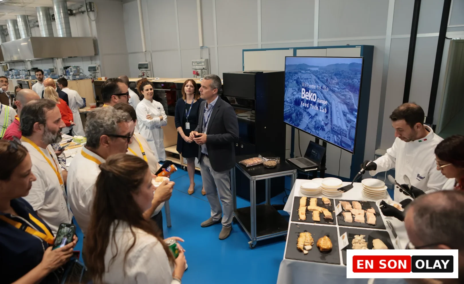 Cassinetta'daki Beko Europe Food Tech Lab'de, katılımcılar, markanın yapay zekâlı mutfak teknolojileri ile hazırlanmış yenilikçi yemek örneklerini tadarken, sunum eşliğinde Arçelik'in küresel rekabetteki stratejilerini ve teknolojik vizyonunu keşfediyor.