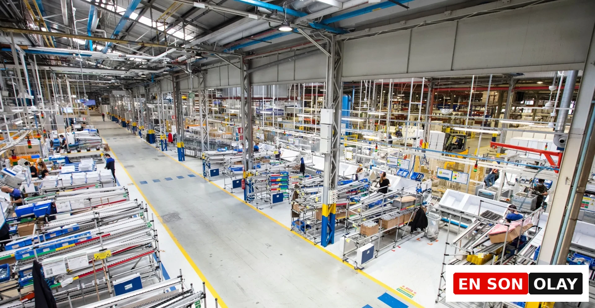 Türkiye'nin Ar-Ge gücünü İtalya'nın tasarım mirasıyla birleştiren Arçelik ve Beko Europe'un Kuzey İtalya'daki Cassinetta fabrikasında, uzun montaj hatları boyunca beyaz eşya üretimi yapan çok sayıda çalışanın görüldüğü geniş ve modern bir üretim alanı, grubun küresel rekabetteki üretim ayak izini vurguluyor.