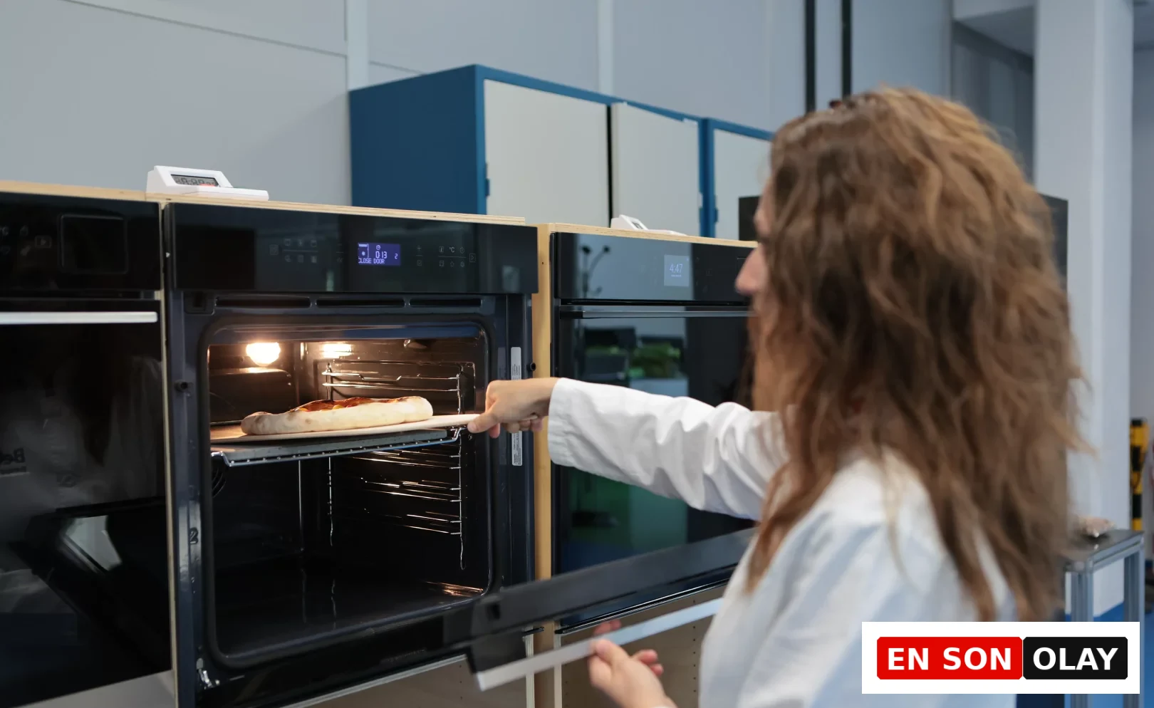 Modern, aydınlık bir Food Tech Lab mutfak ortamında, ankastre fırın, şık bir indüksiyonlu ocak ve stand mikser gibi çağdaş beyaz eşyalar, İtalya'daki tesislerde geliştirilen yapay zekâlı mutfak teknolojileri ve sessiz lüks tasarım felsefesini yansıtan detaylarla sunuluyor.
