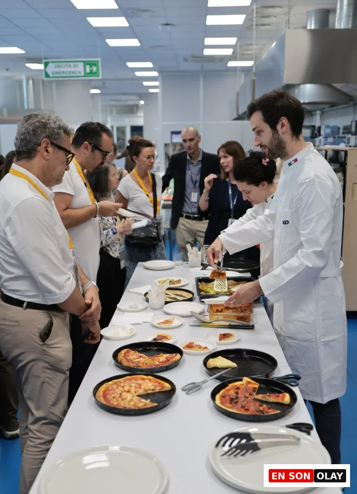 Cassinetta'daki Food Tech Lab'i ziyareti sırasında, gıda bilimcileri ve mühendislerin, ileri mutfak teknolojileriyle hazırladığı ve profesyonel mutfak performansını evlere taşıyan yemekleri beyaz önlüklü bir uzman misafirlere servis ediyor.