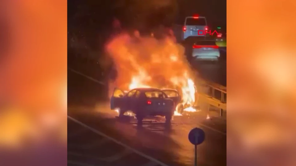 Sarıyer TEM Otoyolu'nda iki araç alev aldı: 5 yaralı
