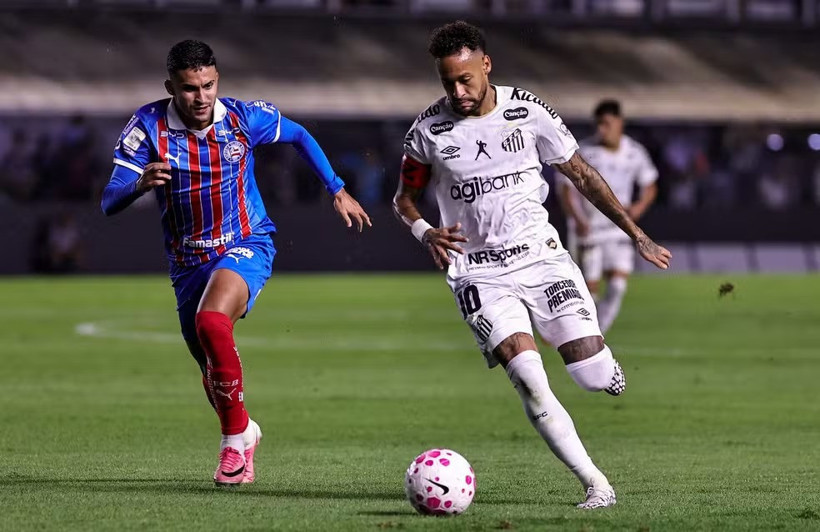 Neymar kırmızı kart görünce çıldırdı. Rakip takıma saldırdı - Resim : 2