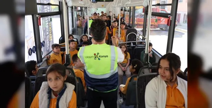 Nezaket otobüsü ilkokul öğrencilerine trafik bilinci aşılıyor