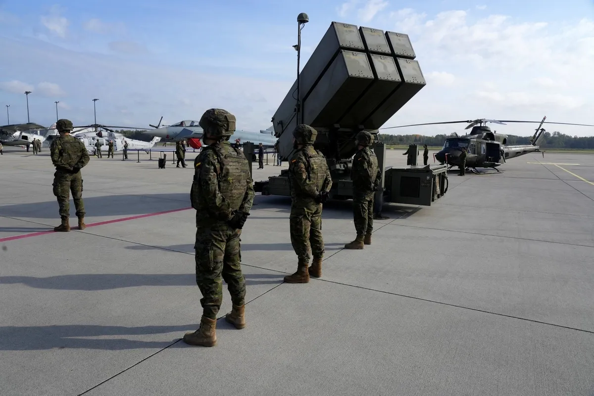 NATO’nun 1 Ekim 2026’da Letonya’nın Lielvarde Askerî Hava Üssü’nde düzenlediği basın turunda, İspanyol ordusuna ait Norveç yapımı NASAMS hava savunma sistemi sergilendi. (Foto: REUTERS)