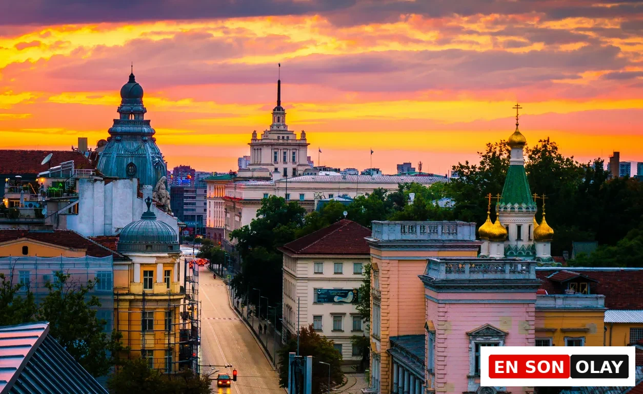 Gün batımında Sofya şehir merkezinden tarihi binalar ve mimari silüet, Bulgaristan şehir manzarası.