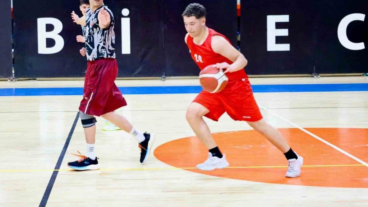Okul sporlarında kazananlar belli oldu: Bilecik’te genç erkekler basketbolunda madalyalar verildi