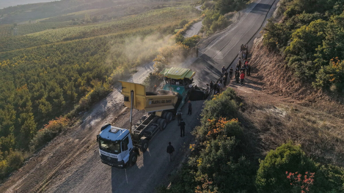 Osmaneli’de 12 kilometrelik grup köy yolunda sıcak asfalt çalışması
