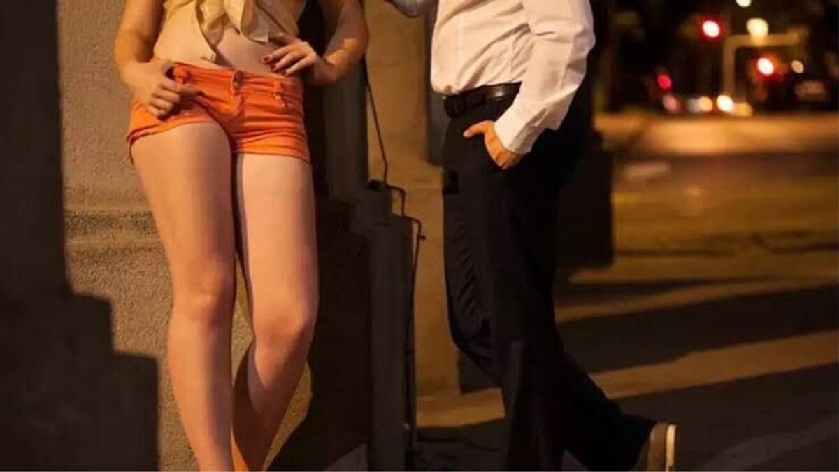 Para karşılığı ilişkiye zorlandıkları belirtilen 10 kadın sınır dışı edildi